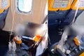 Passageiro é parcialmente sugado para fora de janela quebrada de avião durante voo