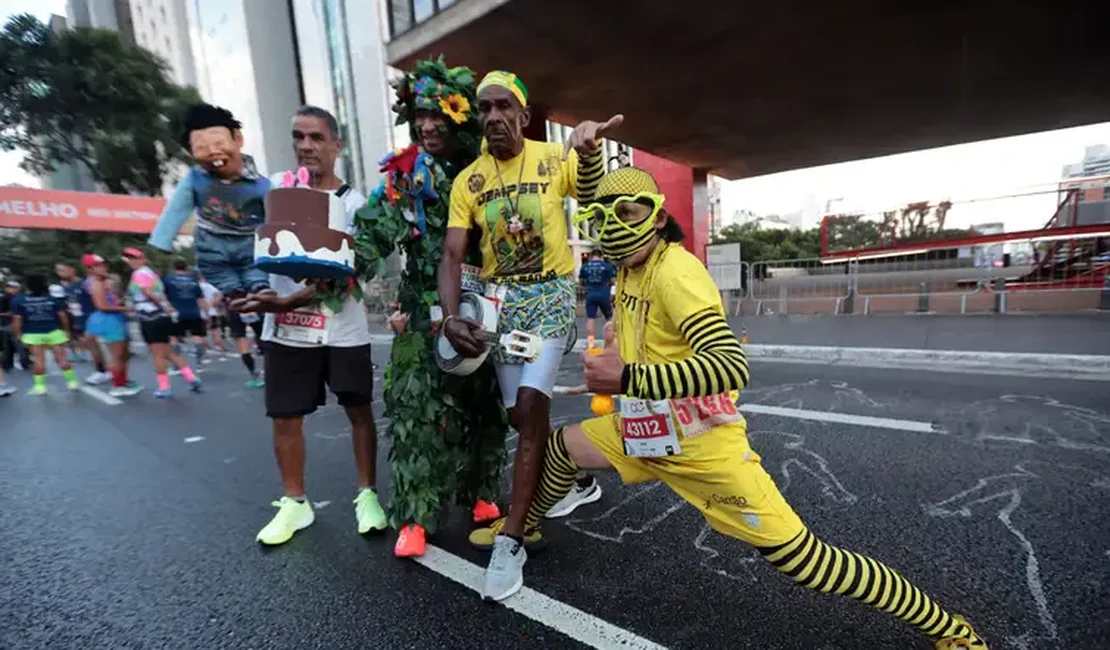Com disposição e alegria, corredores anônimos agitam a São Silvestre
