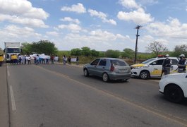 Esposas de reeducandos protestam e fecham rodovia no Agreste de Alagoas