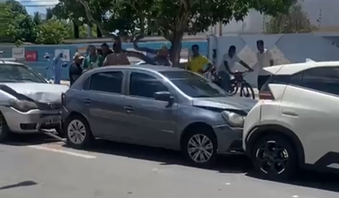 Engavetamento com quatro veículos causa lentidão na Avenida Ceci Cunha, em Arapiraca