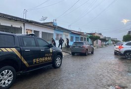 Operação da PF em Arapiraca cumpre 13 mandados e mira tráfico de drogas via Correios; três pessoas foram presas