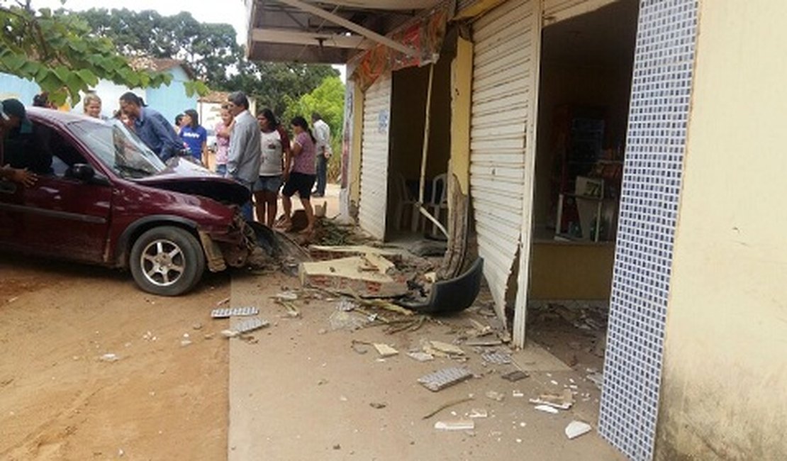 Condutor perde controle de veículo e destrói estabelecimento comercial na zona rural de Arapiraca