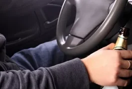 Homem segura garrafa de cerveja enquanto dirige, comete outras irregularidades no trânsito e acaba preso em Arapiraca