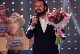 Cartolouco pede Luiza Ambiel em namoro no palco do ‘A Hora do Faro’: ‘Idade para fazê-la feliz’