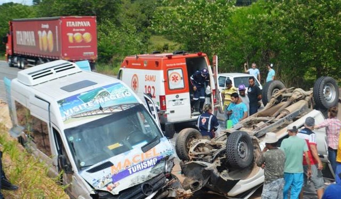 Acidente entre Van e caminhonete deixa 24 feridos na BR-101