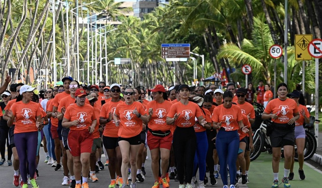 Mulheres das forças de segurança percorrem orla de Maceió para divulgar o programa 'Pronta'
