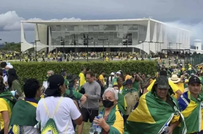 Suspeitos de participar do 8 de Janeiro violam tornozeleira e fogem do Brasil