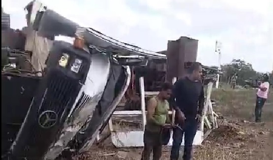Caminhão com retroescavadeira capota, ﻿derruba poste e interdita trecho da AL-220 em Jaramataia