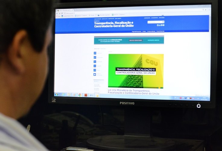 Cidadãos fiscalizam pela internet como prefeitos aplicam dinheiro público