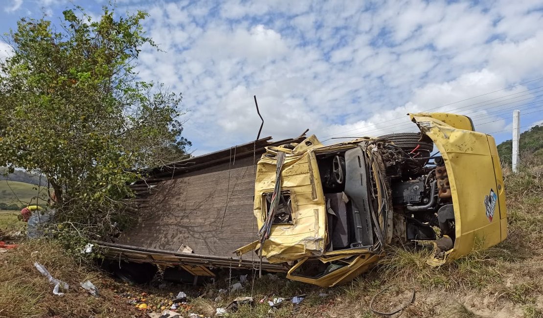 Caminhoneiro fica gravemente ferido após acidente no interior de Alagoas