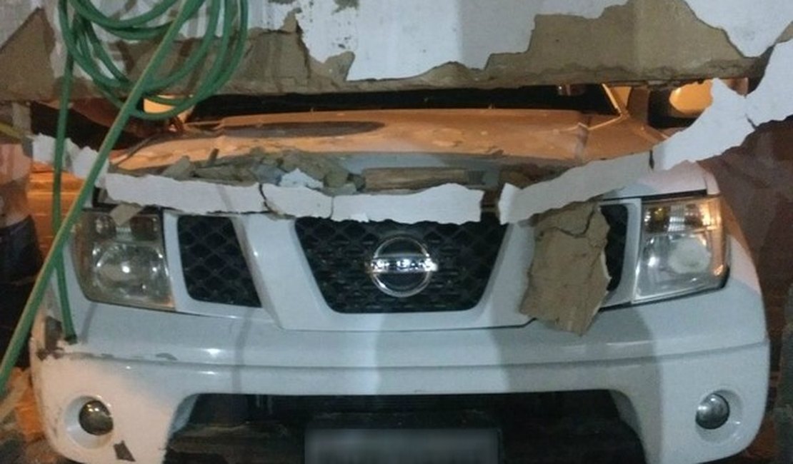 Homem sem habilitação bate carro em muro de casa enquanto aprendia a dirigir em Maceió