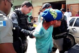 Homem é rendido por dois policiais à paisana depois de tentar assaltar uma idosa, em Arapiraca