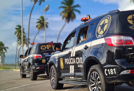 Policiais da Oplit salvam mulher de afogamento na praia da Jatiúca