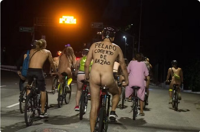 Ciclistas pedalam pelados em SP para chamar atenção à vulnerabilidade no trânsito