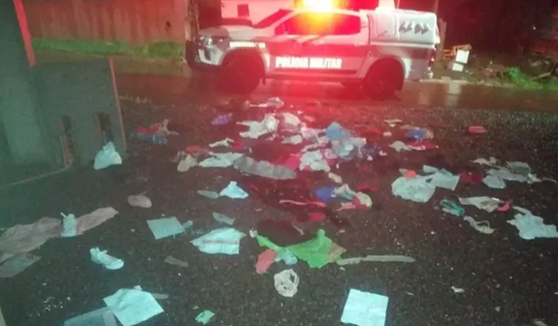 Homem flagra traição, joga roupas da namorada na rua e amante foge de cueca