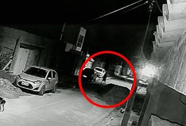 Polícia divulga imagens de suspeito de matar idosa para roubar, em Marechal Deodoro