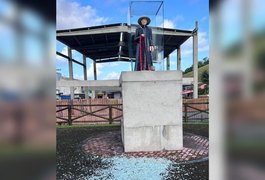 Câmera flagra homem atirando paralelepípedo em estátua de Padre Cícero, em Viçosa