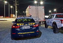 PRF apreende caminhão com 744 caixas de óleo de soja sem Nota Fiscal, em Alagoas