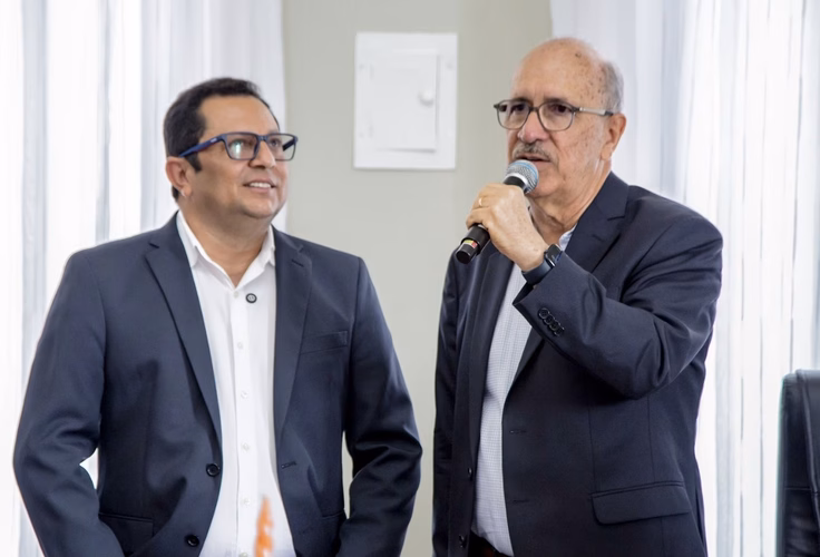 Prefeito Ronaldo Lopes transmite cargo a Valdinho Monteiro e anuncia pacote de obras para Penedo