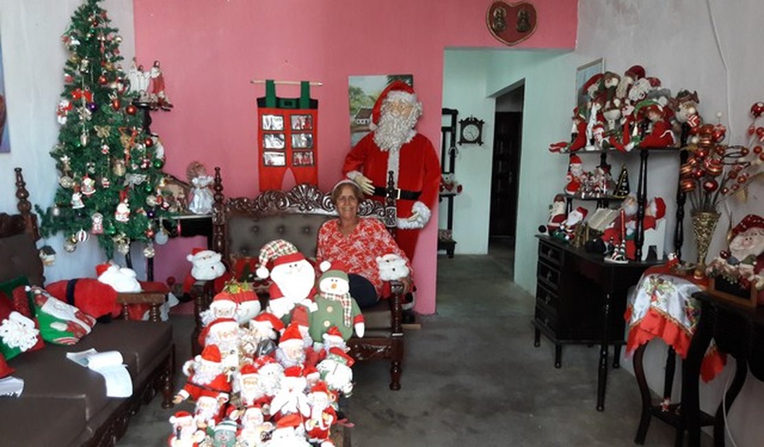 Aposentada decora casa para o Natal com 190 papais noéis