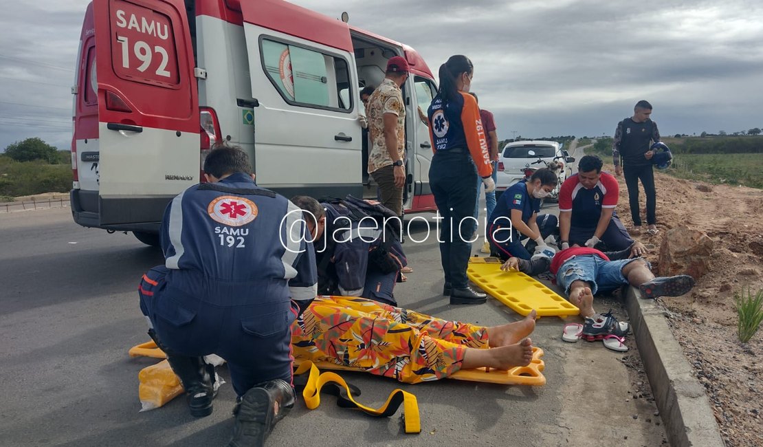 Casal em motocicleta é 'fechado' por carro e fica ferido em saída de pista na AL-220