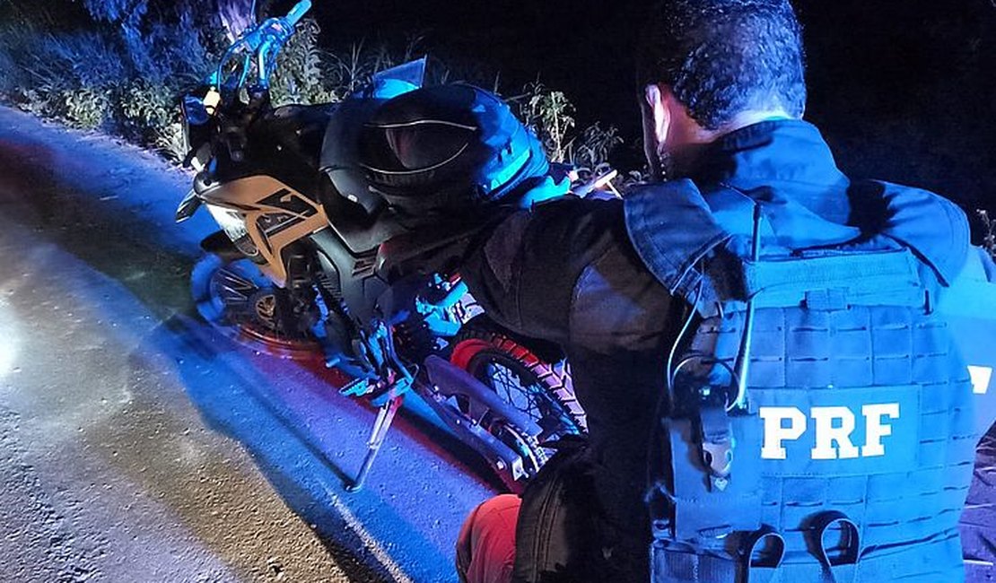 Motociclista é preso pela PRF por adulteração de veículo, em Alagoas