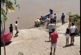 Caminhão cai no Rio São Francisco ao tentar subir em balsa e veículo fica submerso