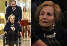 Aos 88 anos, Glória Menezes faz aparição rara e vai ao teatro de cadeira de rodas