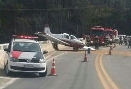 Avião de pequeno porte faz pouso forçado em rodovia de São Paulo