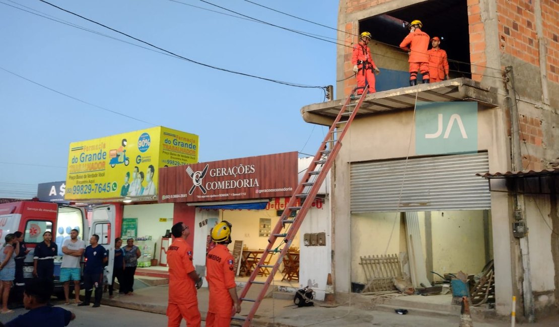 Pedreiro sofre fratura após cair do telhado de primeiro andar de residência, em Arapiraca