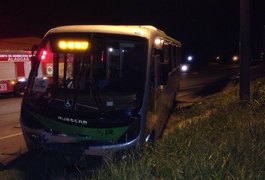 Acidente entre carro e micro-ônibus deixa feridos na BR-104, em AL