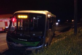 Acidente entre carro e micro-ônibus deixa feridos na BR-104, em AL