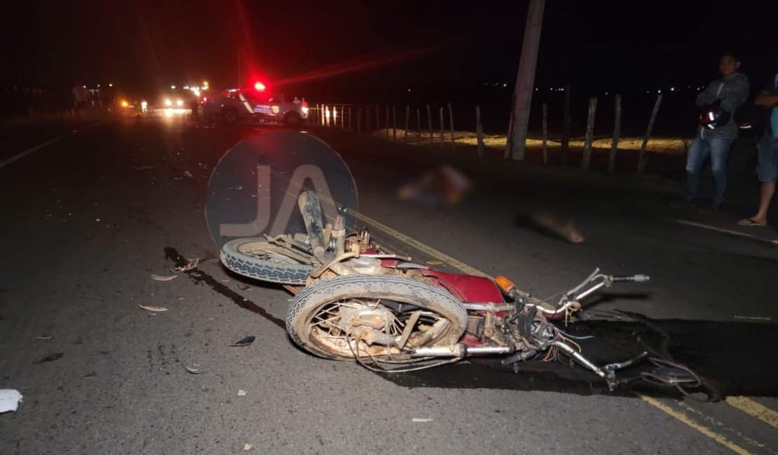 Colisão frontal entre motocicleta e veículo de passeio deixa homem morto, em Coité do Nóia