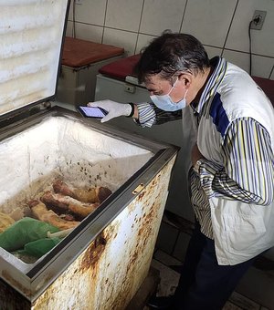 Fiscalização flagra carnes estragadas em freezers enferrujados no Mercado da Produção