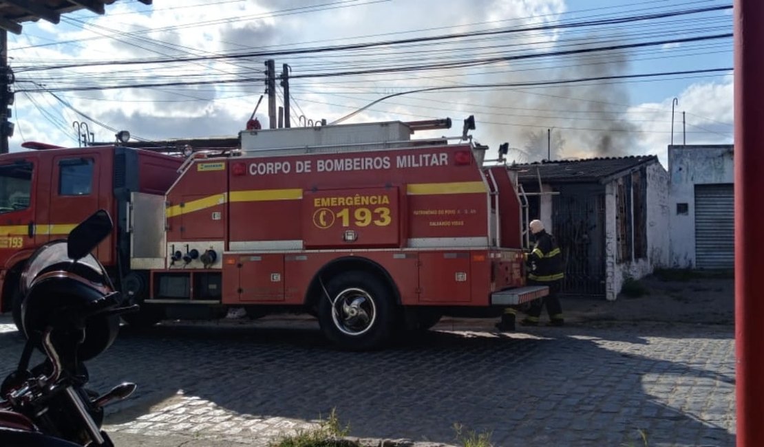 Incêndio em vila assusta moradores, em Arapiraca