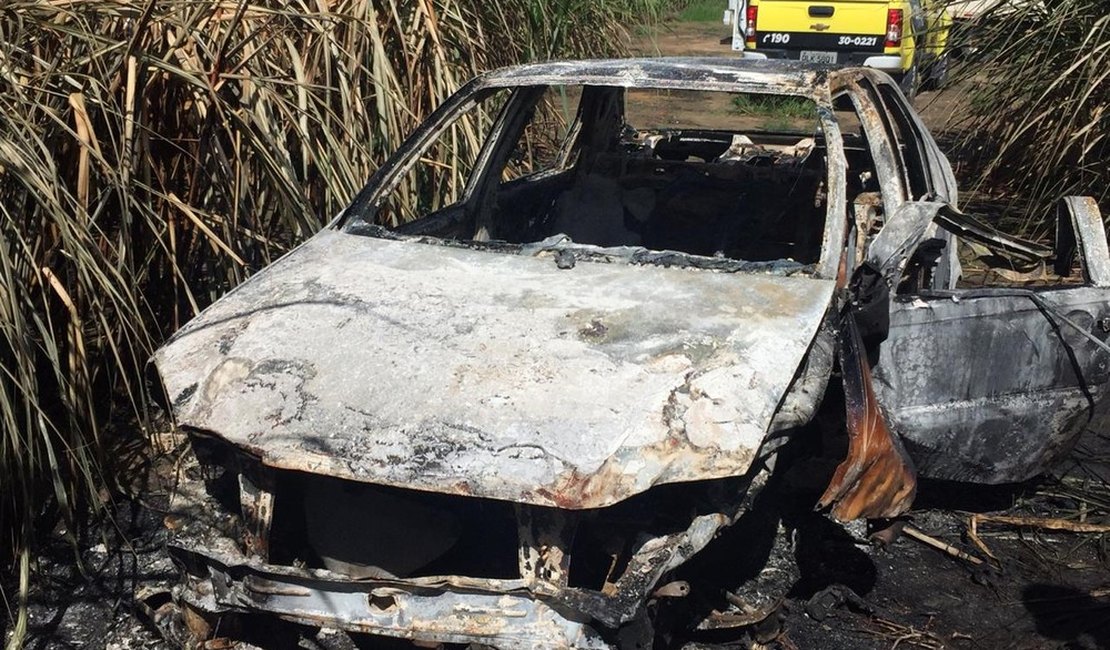Polícia Rodoviária encontra carro com queixa de roubo incendiado na AL 105