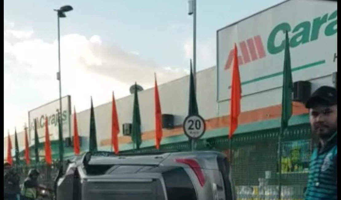 Motorista perde controle de veículo e arranca árvore em Arapiraca