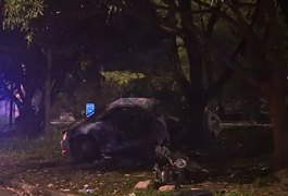 Porsche bate em árvore, pega fogo e duas pessoas morrem carbonizadas no interior de SP