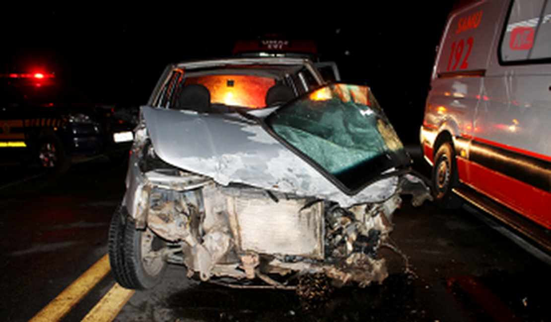 Acidente entre carro de passeio e ambulância deixa três feridos na BR 101