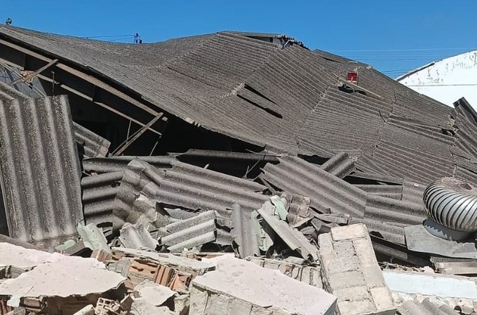 Em meio à reforma e prestes a ser demolido, teto do Mercado de Jaraguá desaba