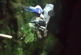 Motorista não percebe final de duplicação, cai em barreira e capota carro na AL-115; filha ficou ferida