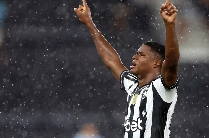 Panamenho José Kadir leva Botafogo à vitória no Brasileiro