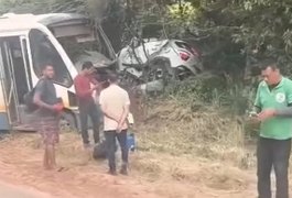 Empresário de Coruripe morre e esposa fica ferida em colisão frontal entre carro e micro-ônibus em rodovia do município