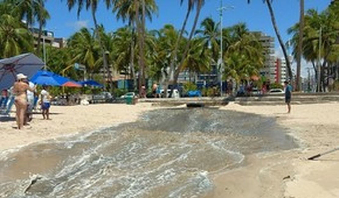 Água suja é lançada na Praia da Ponta Verde, em Maceió