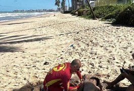 Bombeiros resgatam banhista com afogamento de grau 2 na praia de Jacarecica, em Maceió