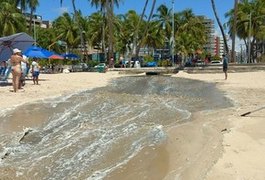 Água suja é lançada na Praia da Ponta Verde, em Maceió