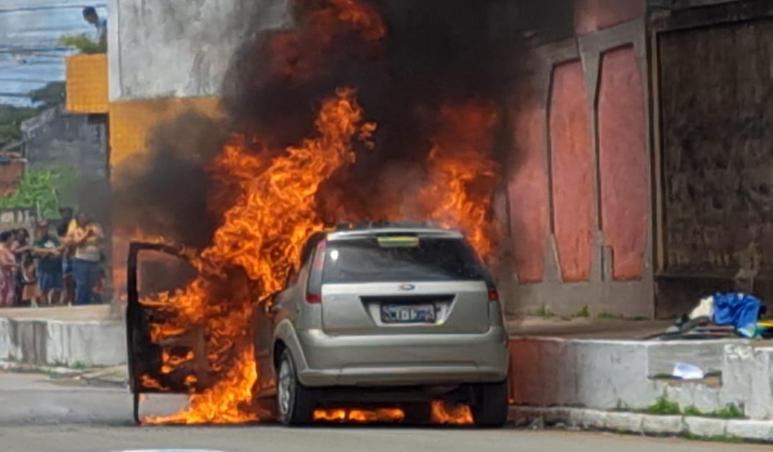 Veículo é tomado pelas chamas após ser atingido por incêndio em Maceió