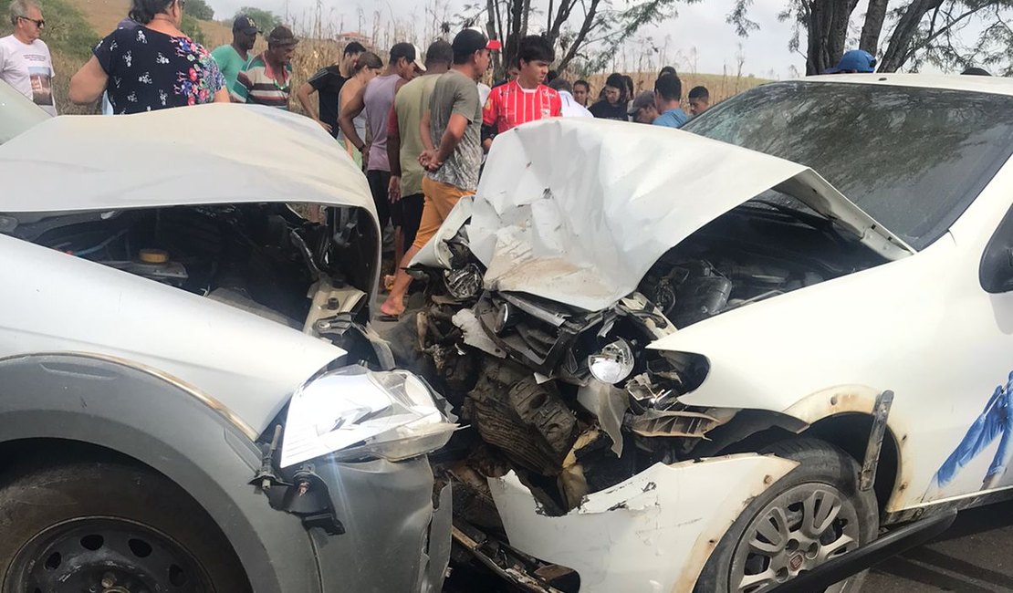 Vídeo. Colisão frontal entre carros deixa feridos na AL 487, em Traipu