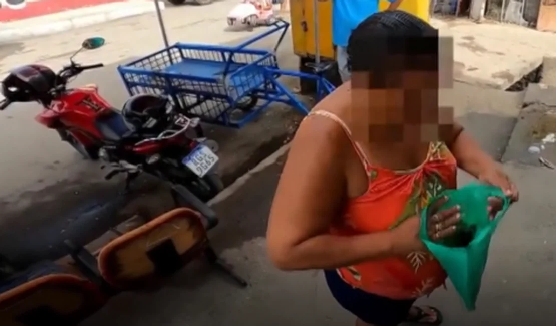 Senhora é flagrada pela polícia vendendo drogas em Maceió; veja o vídeo