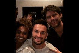 Diego Hypólito aparece pela primeira vez com namorado